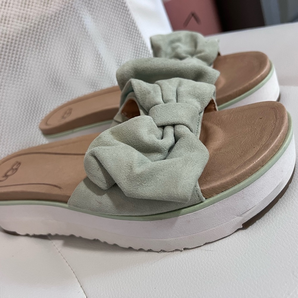 Woman’s UGG Bow Sandals Size 9 - Picture 6 of 6